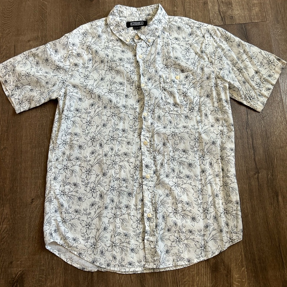 Ezekiel Short Sleeve Button Up sz Large
